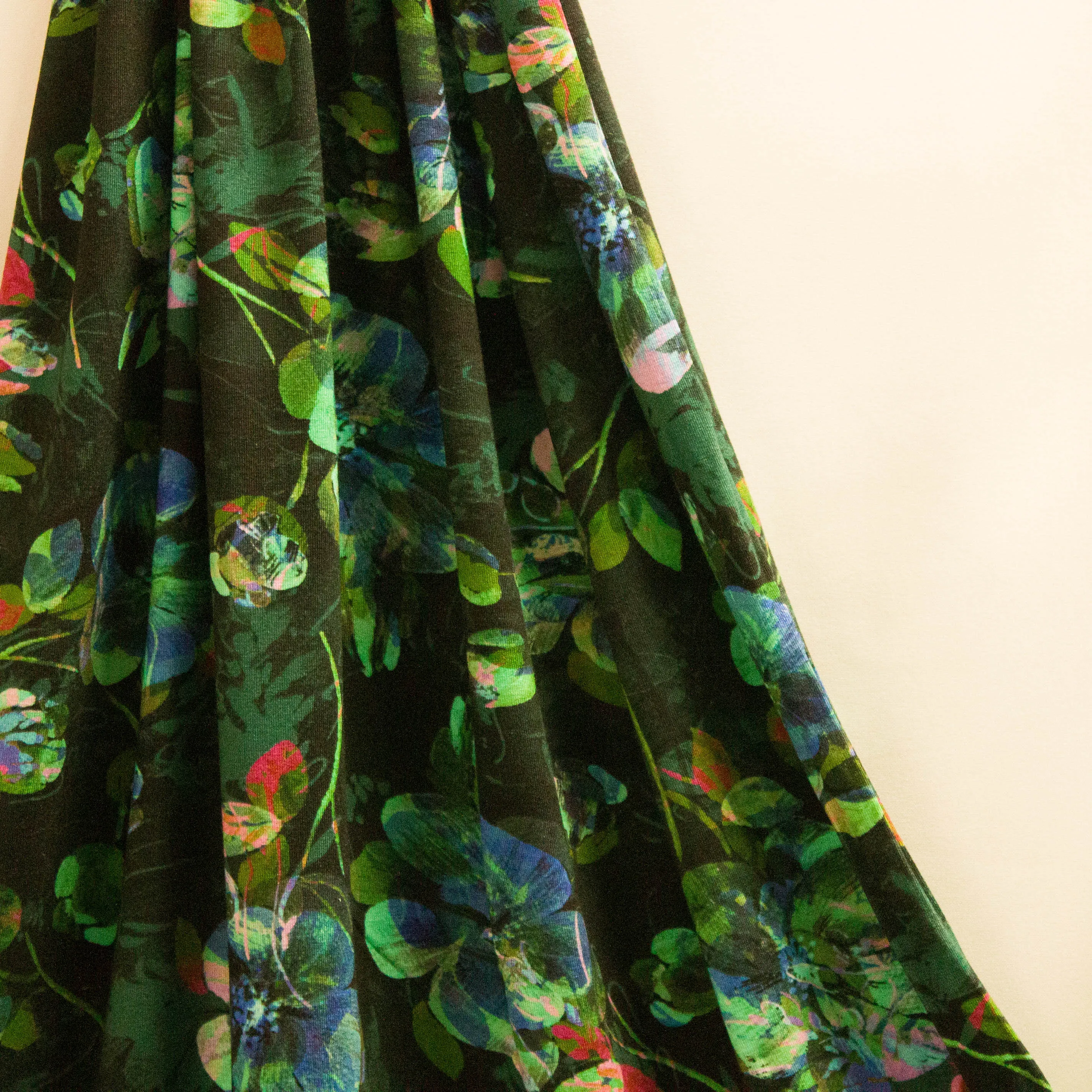 Viscose tricot groen met abstracte bloemen